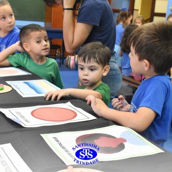 Ateliê da Massinha: crianças desenvolvem a criatividade e imaginação ao explorarem diversos cenários na Sala de Artes