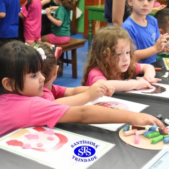 Ateliê da Massinha: crianças desenvolvem a criatividade e imaginação ao explorarem diversos cenários na Sala de Artes