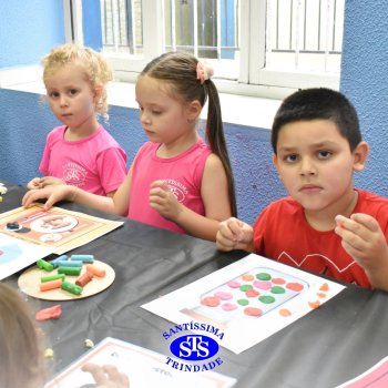 Ateliê da Massinha: crianças desenvolvem a criatividade e imaginação ao explorarem diversos cenários na Sala de Artes