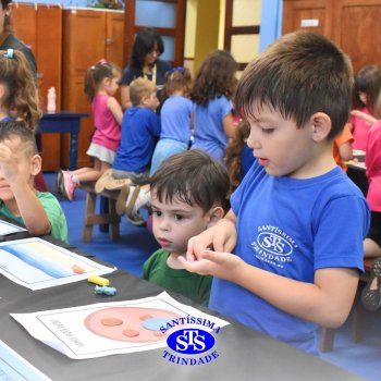 Ateliê da Massinha: crianças desenvolvem a criatividade e imaginação ao explorarem diversos cenários na Sala de Artes