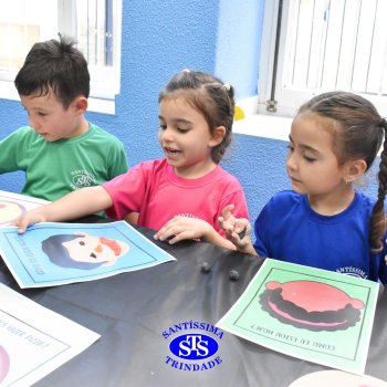Ateliê da Massinha: crianças desenvolvem a criatividade e imaginação ao explorarem diversos cenários na Sala de Artes