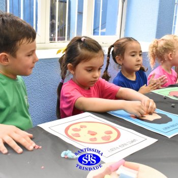Ateliê da Massinha: crianças desenvolvem a criatividade e imaginação ao explorarem diversos cenários na Sala de Artes