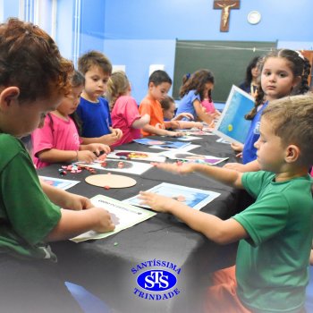 Ateliê da Massinha: crianças desenvolvem a criatividade e imaginação ao explorarem diversos cenários na Sala de Artes