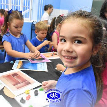 Ateliê da Massinha: crianças desenvolvem a criatividade e imaginação ao explorarem diversos cenários na Sala de Artes