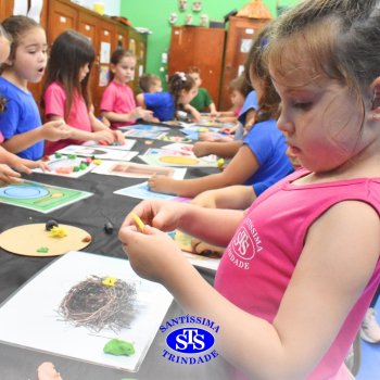 Ateliê da Massinha: crianças desenvolvem a criatividade e imaginação ao explorarem diversos cenários na Sala de Artes