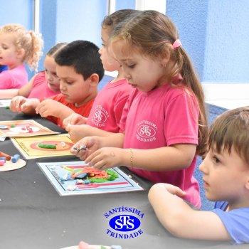 Ateliê da Massinha: crianças desenvolvem a criatividade e imaginação ao explorarem diversos cenários na Sala de Artes