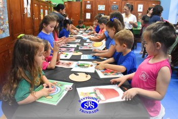 Ateliê da Massinha: crianças desenvolvem a criatividade e imaginação ao explorarem diversos cenários na Sala de Artes