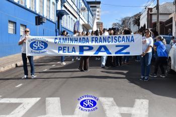 Caminhada Franciscana pela Paz reúne comunidade educativa