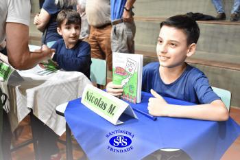 Lançamento do livro “Nossas Histórias” reúne e emociona comunidade educativa do Santíssima | 4º ano