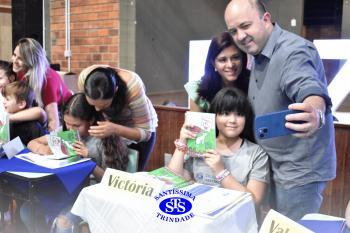 Lançamento do livro “Nossas Histórias” reúne e emociona comunidade educativa do Santíssima | 4º ano