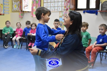 Atividade do abraço desenvolve habilidades sócio-emocionais