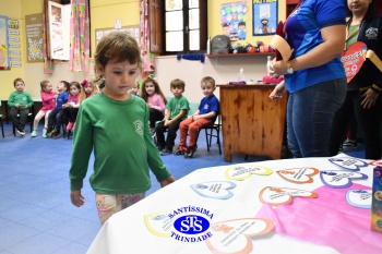 Atividade do abraço desenvolve habilidades sócio-emocionais