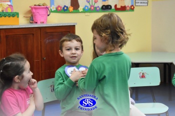 Atividade do abraço desenvolve habilidades sócio-emocionais