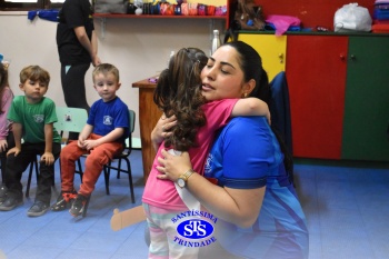 Atividade do abraço desenvolve habilidades sócio-emocionais