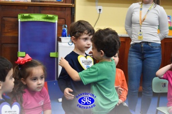Atividade do abraço desenvolve habilidades sócio-emocionais