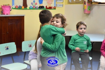 Atividade do abraço desenvolve habilidades sócio-emocionais