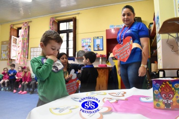 Atividade do abraço desenvolve habilidades sócio-emocionais