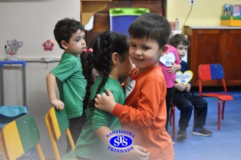 Atividade do abraço desenvolve habilidades sócio-emocionais