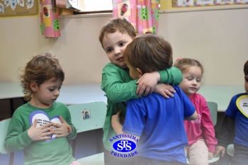Atividade do abraço desenvolve habilidades sócio-emocionais