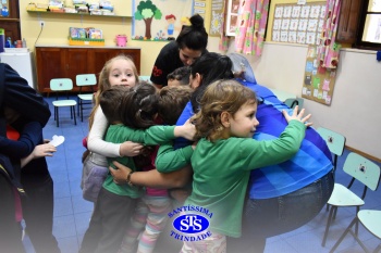 Atividade do abraço desenvolve habilidades sócio-emocionais