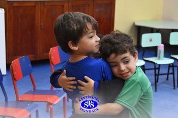 Atividade do abraço desenvolve habilidades sócio-emocionais