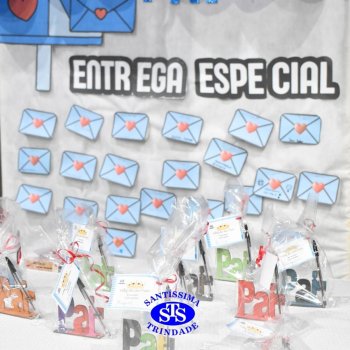 Crianças do 1º e 2º ano homenageiam os pais de forma especial e com muito amor 