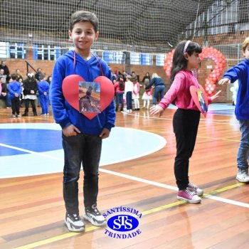 Crianças do 1º e 2º ano homenageiam os pais de forma especial e com muito amor 