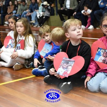 Crianças do 1º e 2º ano homenageiam os pais de forma especial e com muito amor 