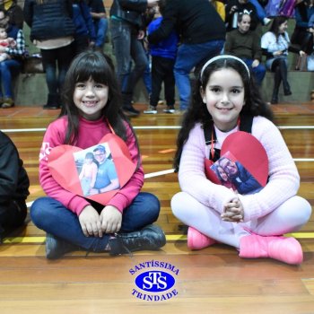 Crianças do 1º e 2º ano homenageiam os pais de forma especial e com muito amor 