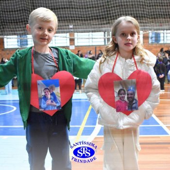 Crianças do 1º e 2º ano homenageiam os pais de forma especial e com muito amor 