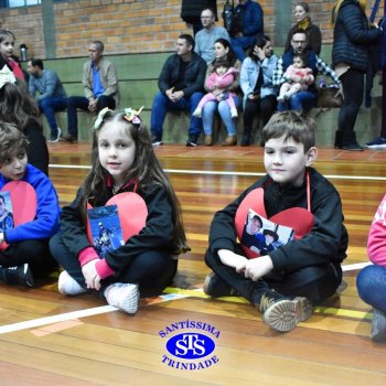 Crianças do 1º e 2º ano homenageiam os pais de forma especial e com muito amor 