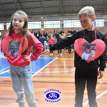 Crianças do 1º e 2º ano homenageiam os pais de forma especial e com muito amor 