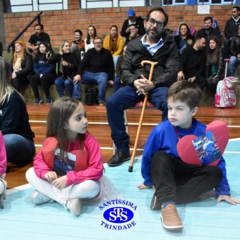 Crianças do 1º e 2º ano homenageiam os pais de forma especial e com muito amor 