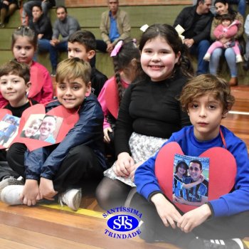 Crianças do 1º e 2º ano homenageiam os pais de forma especial e com muito amor 