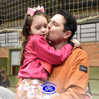 Crianças do 1º e 2º ano homenageiam os pais de forma especial e com muito amor 