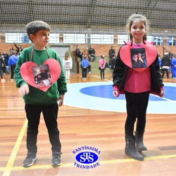 Crianças do 1º e 2º ano homenageiam os pais de forma especial e com muito amor 