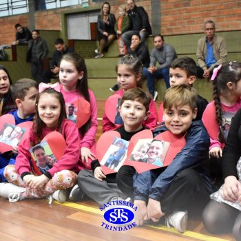 Crianças do 1º e 2º ano homenageiam os pais de forma especial e com muito amor 