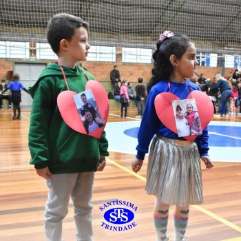 Crianças do 1º e 2º ano homenageiam os pais de forma especial e com muito amor 