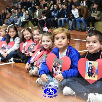 Crianças do 1º e 2º ano homenageiam os pais de forma especial e com muito amor 