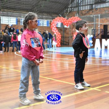 Crianças do 1º e 2º ano homenageiam os pais de forma especial e com muito amor 