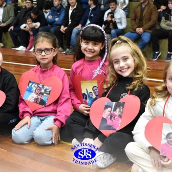 Crianças do 1º e 2º ano homenageiam os pais de forma especial e com muito amor 