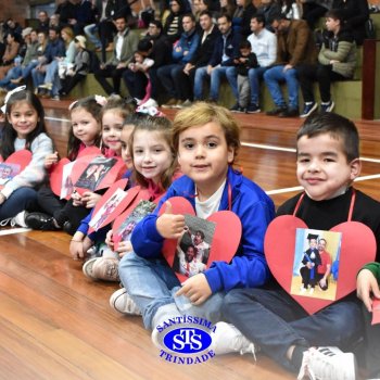 Crianças do 1º e 2º ano homenageiam os pais de forma especial e com muito amor 