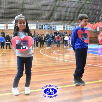 Crianças do 1º e 2º ano homenageiam os pais de forma especial e com muito amor 
