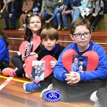 Crianças do 1º e 2º ano homenageiam os pais de forma especial e com muito amor 