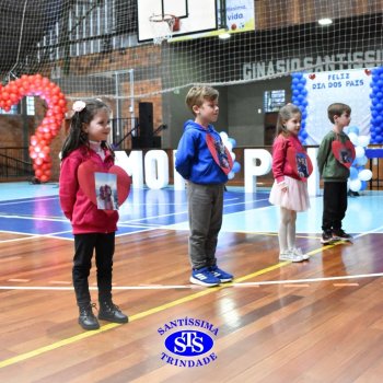 Crianças do 1º e 2º ano homenageiam os pais de forma especial e com muito amor 