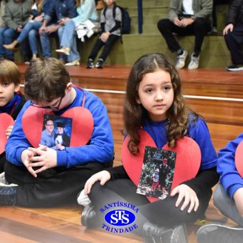 Crianças do 1º e 2º ano homenageiam os pais de forma especial e com muito amor 