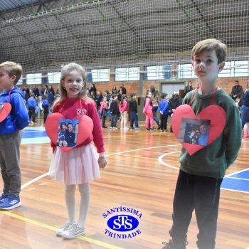 Crianças do 1º e 2º ano homenageiam os pais de forma especial e com muito amor 