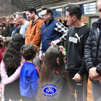 Crianças do 1º e 2º ano homenageiam os pais de forma especial e com muito amor 