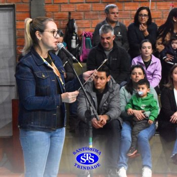 Crianças do 1º e 2º ano homenageiam os pais de forma especial e com muito amor 