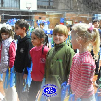Crianças do 1º e 2º ano homenageiam os pais de forma especial e com muito amor 